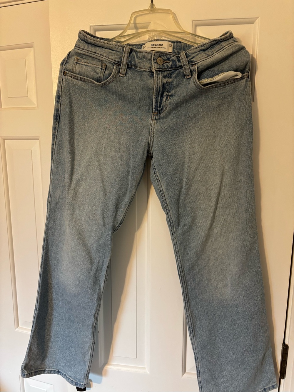 Hollister Women's low rise relaxed straight fit-Jeans size 2S w26 short